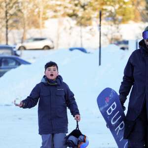 Exclusif - Orlando Bloom et son fils Flynn partent skier sur les pistes de Aspen le 2 janvier 2020.