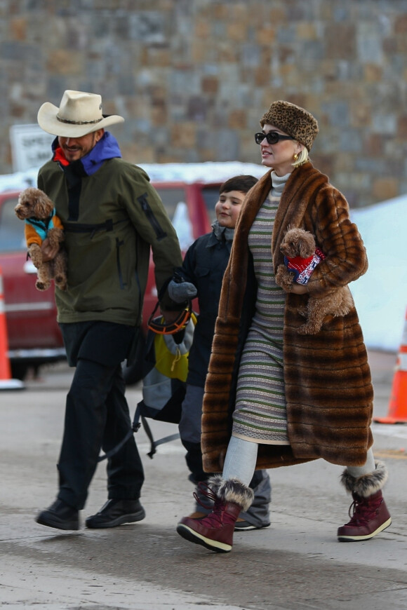 Exclusif - Orlando Bloom amène son fils Flynn à son cours de de snowboard avec sa fiancée Katy Perry et leurs deux chiens Butters et Mighty à Aspen, Colorao, Etats-Unis, le 2 janvier 2020.
