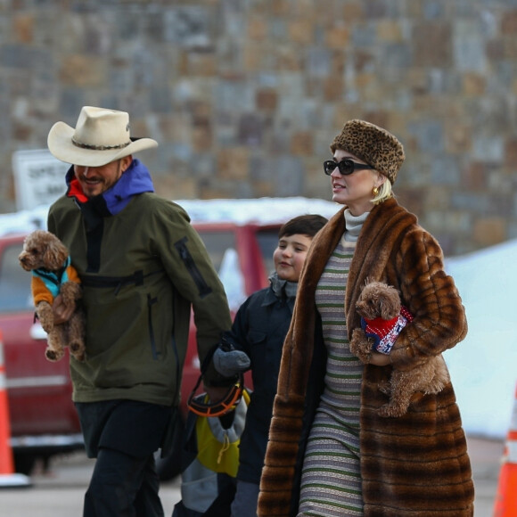 Exclusif - Orlando Bloom amène son fils Flynn à son cours de de snowboard avec sa fiancée Katy Perry et leurs deux chiens Butters et Mighty à Aspen, Colorao, Etats-Unis, le 2 janvier 2020.