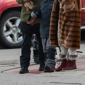 Exclusif - Orlando Bloom amène son fils Flynn à son cours de de snowboard avec sa fiancée Katy Perry et leurs deux chiens Butters et Mighty à Aspen, Colorao, Etats-Unis, le 2 janvier 2020.
