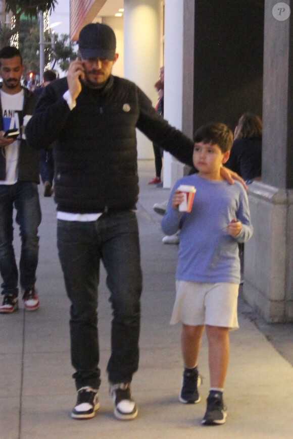 Orlando Bloom et son fils Flynn à la sortie d'un Starbucks à Los Angeles, le 12 décembre 2018