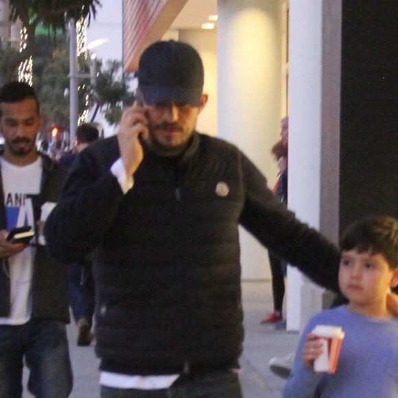 Orlando Bloom et son fils Flynn à la sortie d'un Starbucks à Los Angeles, le 12 décembre 2018