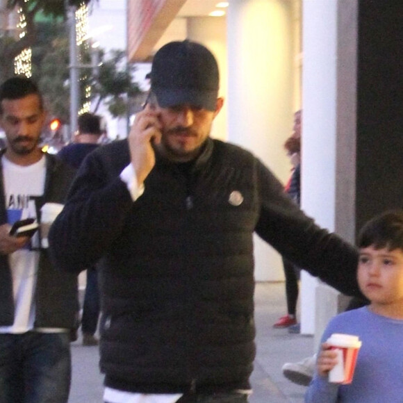 Orlando Bloom et son fils Flynn à la sortie d'un Starbucks à Los Angeles, le 12 décembre 2018