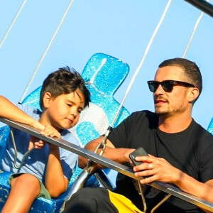 Exclusif - Orlando Bloom et son fils Flynn ont été aperçus au parc d'attraction Malibu Chill Cook-Off à Malibu. Orlando en a profité pour filmer ce beau moment père/fils, le 31 aout 2018.