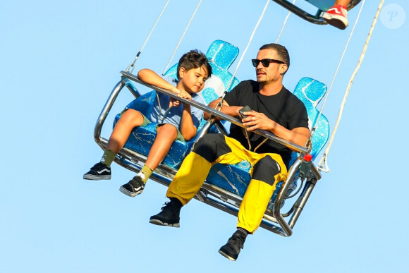 Exclusif - Orlando Bloom et son fils Flynn ont été aperçus au parc d'attraction Malibu Chill Cook-Off à Malibu. Orlando en a profité pour filmer ce beau moment père/fils, le 31 aout 2018.