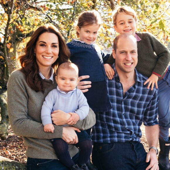 Le prince William, duc de Cambridge, et Catherine (Kate) Middleton, duchesse de Cambridge, posent avec leurs trois enfants, le prince Louis, la princesse Charlotte et le prince George à Anmer Hall, Norfolk, Royaume Uni. Décembre 2018