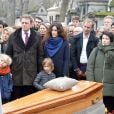 Exclusif - Martin Bretécher, ses soeurs Marie et Nuria Carcassonne et leurs enfants - Les obsèques de Claire Bretécher au cimetière de Montmartre à Paris le 15 février 2020.