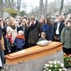 Exclusif - Martin Bretécher, ses soeurs Marie et Nuria Carcassonne et leurs enfants - Les obsèques de Claire Bretécher au cimetière de Montmartre à Paris le 15 février 2020.