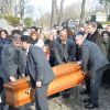 Exclusif - Martin Bretécher, ses soeurs Marie et Nuria Carcassonne et leurs enfants - Les obsèques de Claire Bretécher au cimetière de Montmartre à Paris le 15 février 2020.