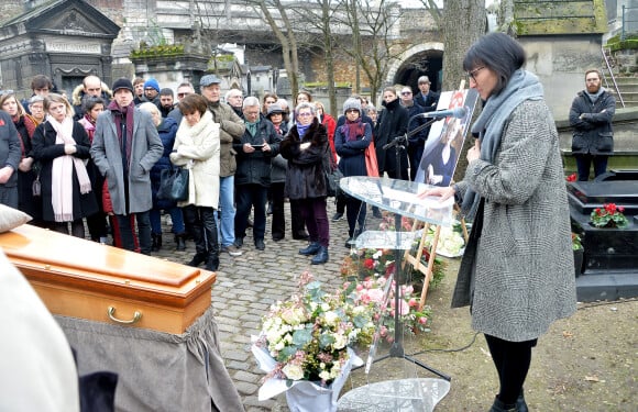 Exclusif - Clémence Bretécher (écharpe rose) - Les obsèques de Claire Bretécher au cimetière de Montmartre à Paris le 15 février 2020.