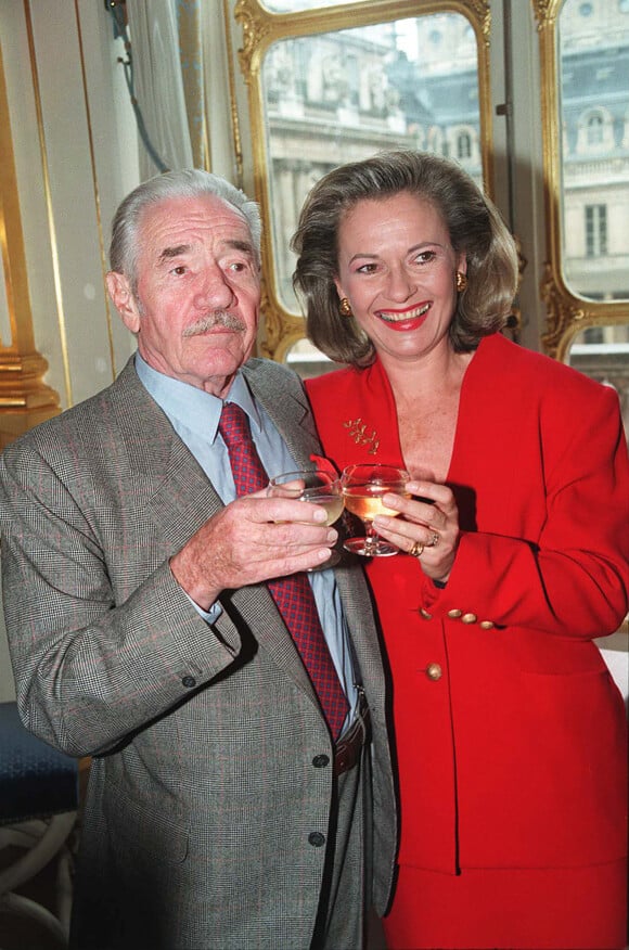 Jean-Pierre Darras et Corinne Lahaye à la remise de la médaille arts et lettres à Paris en 1997.