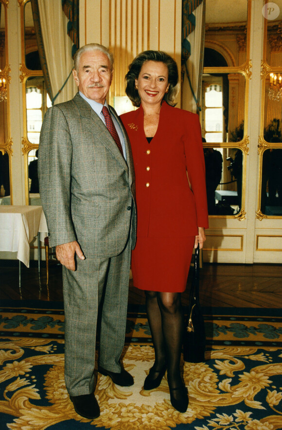 Jean-Pierre Darras et Corinne Lahaye à la remise de la médaille arts et lettres à Paris en 1997.