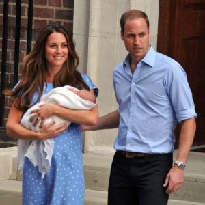 Le prince William et Kate Middleton, duchesse de Cambridge quittent l'hopital St-Mary avec leur fils George de Cambridge a Londres le 23 juillet 2013.