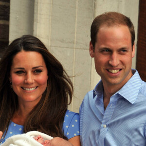 Le prince William et Kate Middleton, duchesse de Cambridge quittent l'hopital St-Mary avec leur fils George de Cambridge a Londres le 23 juillet 2013.