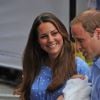 Le prince William et Kate Middleton, duchesse de Cambridge quittent l'hopital St-Mary avec leur fils George de Cambridge a Londres le 23 juillet 2013.
