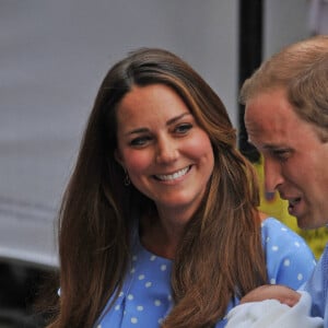 Le prince William et Kate Middleton, duchesse de Cambridge quittent l'hopital St-Mary avec leur fils George de Cambridge a Londres le 23 juillet 2013.