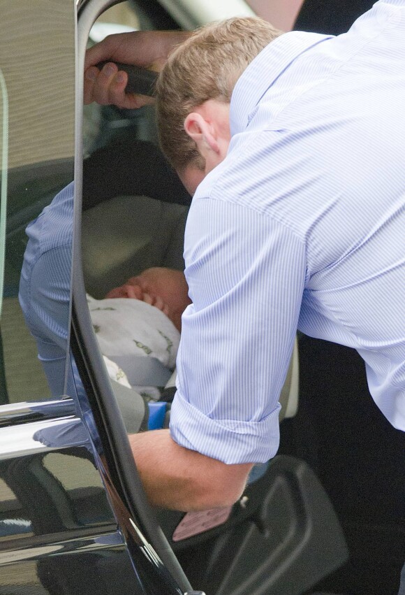 Le prince William et Kate Middleton, duchesse de Cambridge quittent l'hopital St-Mary avec leur fils George de Cambridge a Londres le 23 juillet 2013.