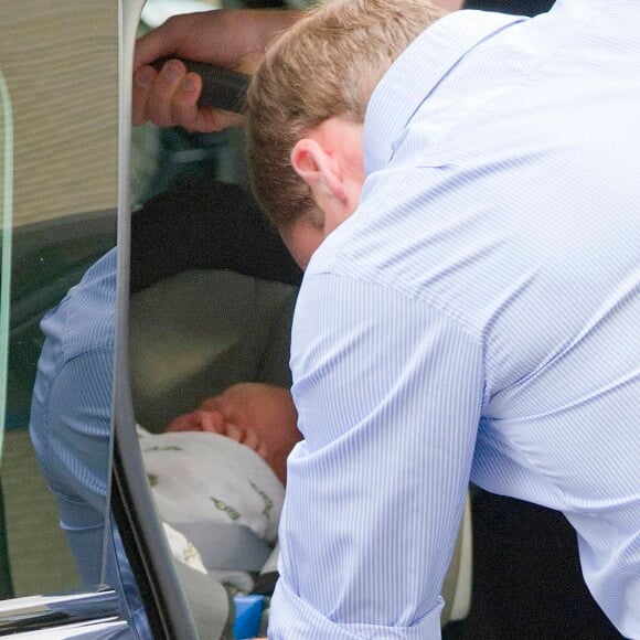 Le prince William et Kate Middleton, duchesse de Cambridge quittent l'hopital St-Mary avec leur fils George de Cambridge a Londres le 23 juillet 2013.