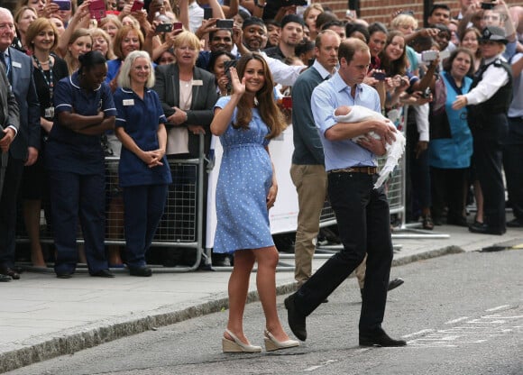 Le prince William et Kate Middleton, duchesse de Cambridge quittent l'hopital St-Mary avec leur fils George de Cambridge a Londres le 23 juillet 2013.