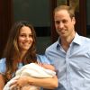 Le prince William et Kate Middleton quittent l'hopital St-Mary avec leur fils George de Cambridge a Londres le 23 juillet 2013.