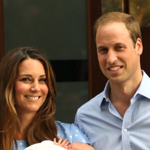 Le prince William et Kate Middleton quittent l'hopital St-Mary avec leur fils George de Cambridge a Londres le 23 juillet 2013.