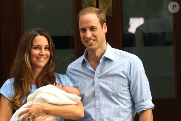 Le prince William et Kate Middleton quittent l'hopital St-Mary avec leur fils George de Cambridge a Londres le 23 juillet 2013.