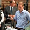 Le prince William et la duchesse de Cambridge, Kate Catherine Middleton, presentent leur fils George de Cambridge officiellement devant les medias du monde entier a 20h15 a leur sortie de l'hopital St-Mary a Londres. Le 23 juillet 2013