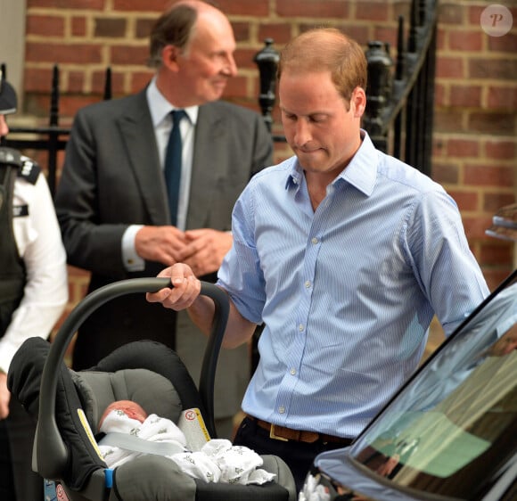 Le prince William et la duchesse de Cambridge, Kate Catherine Middleton, presentent leur fils George de Cambridge officiellement devant les medias du monde entier a 20h15 a leur sortie de l'hopital St-Mary a Londres. Le 23 juillet 2013