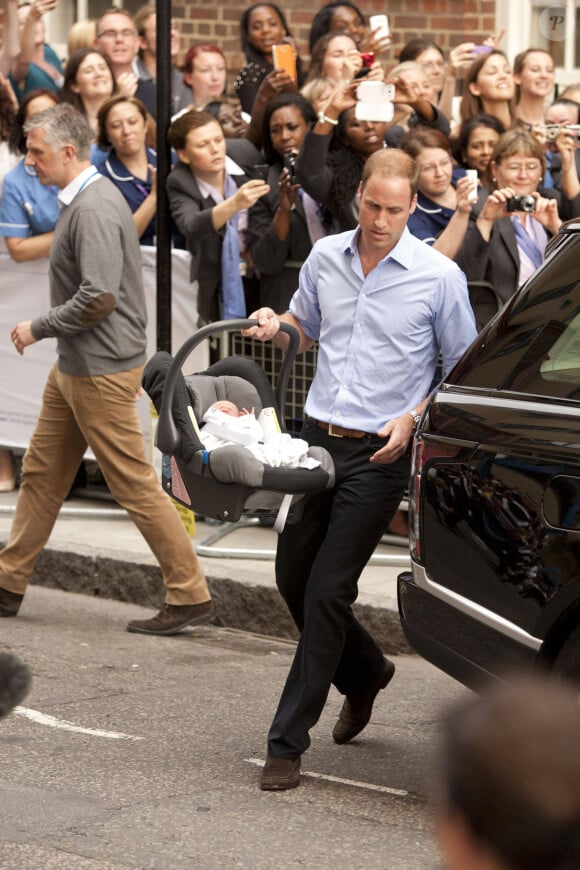 Le prince William et Kate Middleton, duchesse de Cambridge quittent l'hopital St-Mary avec leur fils George de Cambridge a Londres le 23 juillet 2013.
