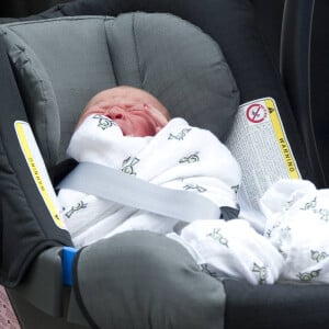 Le prince William et Kate Middleton, duchesse de Cambridge quittent l'hopital St-Mary avec leur fils George de Cambridge a Londres le 23 juillet 2013.