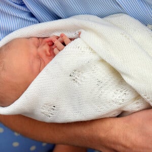 Le prince William et Kate Middleton, duchesse de Cambridge quittent l'hopital St-Mary avec leur fils George de Cambridge a Londres le 23 juillet 2013.