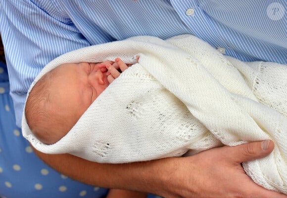 Le prince William et Kate Middleton, duchesse de Cambridge quittent l'hopital St-Mary avec leur fils George de Cambridge a Londres le 23 juillet 2013.