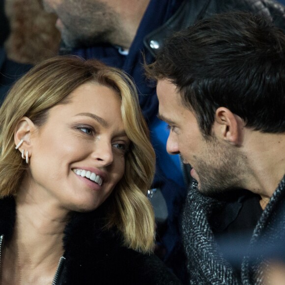 Caroline Receveur et son compagnon Hugo Philip dans les tribunes lors du match de Ligue 1 "PSG - OM (4-0)" au Parc des Princes, le 27 octobre 2019. © Cyril Moreau/Bestimage