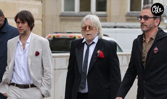Pierre Tarde, le chanteur Renaud (Renaud Séchan) avec son ange gardien (assistant, cuisinier, secrétaire, garde du corps, comptable...) Bloodi - Mariage du chanteur Renaud (Renaud Séchan) avec Cerise à la mairie du 14ème arrondissement de Paris. © Dominique Jacovides - Cyril Moreau / Bestimage