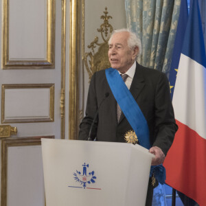 François Hollande et Jean Daniel - Le président de la République décore de l'insigne de Commandeur le journaliste Jean Daniel lors d'une cérémonie au palais de l'Elysée à Paris, le 13 février 2017. © Pierre Pérusseau/Bestimage