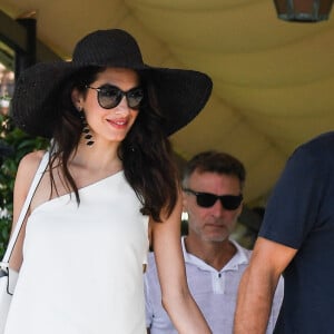 George Clooney et sa femme Amal Clooney sortent de leur hôtel, et prennent un bateau taxi pour se rendre dans un héliport pour s'envoler en hélicoptère de Venise, Italie, le 27 juin 2019.