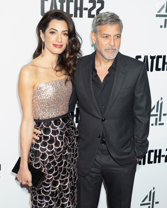 George Clooney et sa femme Amal Alamuddin Clooney à la première de "Catch 22" à Londres, le 15 mai 2019.