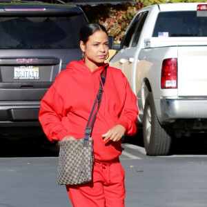 Exclusif - Christina Milian enceinte porte un jogging rouge et un sac Gucci à son arrivée à son Beignet Box truck dans le quartier de Studio City à Los Angeles, le 15 décembre 2019