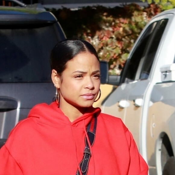 Exclusif - Christina Milian enceinte porte un jogging rouge et un sac Gucci à son arrivée à son Beignet Box truck dans le quartier de Studio City à Los Angeles, le 15 décembre 2019