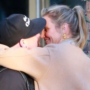 Cameron Diaz et son mari Benji Madden s'embrassent tendrement devant un immeuble de Century City le 16 décembre 2016