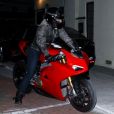 Exclusif - Tom Cruise quitte en moto la fête d'anniversaire de Sara Foster au restaurant San Vicente Bungalows à West Hollywood, Los Angeles, le 6 février 2020.