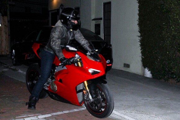 Exclusif - Tom Cruise quitte en moto la fête d'anniversaire de Sara Foster au restaurant San Vicente Bungalows à West Hollywood, Los Angeles, le 6 février 2020.