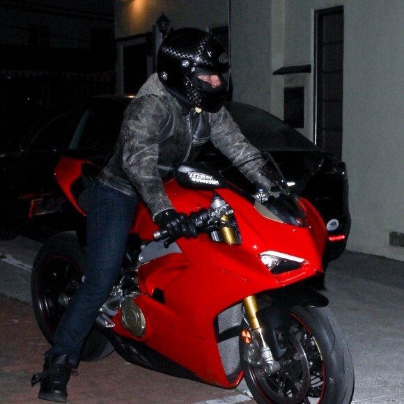 Exclusif - Tom Cruise quitte en moto la fête d'anniversaire de Sara Foster au restaurant San Vicente Bungalows à West Hollywood, Los Angeles, le 6 février 2020.