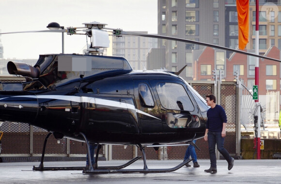 Exclusif - Tom Cruise arrive à l'héliport pour embarquer dans un hélicoptère privé à Londres, le 18 décembre 2019.