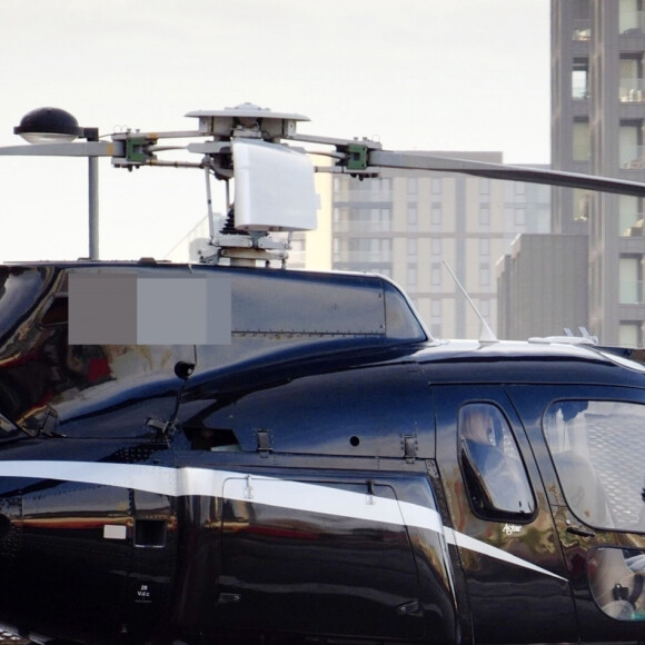 Exclusif - Tom Cruise arrive à l'héliport pour embarquer dans un hélicoptère privé à Londres, le 18 décembre 2019.