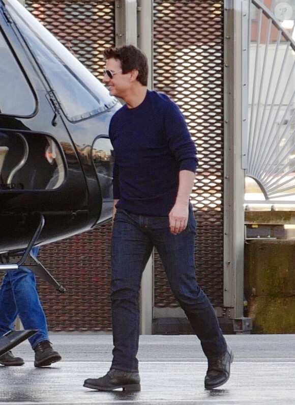 Exclusif - Tom Cruise arrive à l'héliport pour embarquer dans un hélicoptère privé à Londres, le 18 décembre 2019. T
