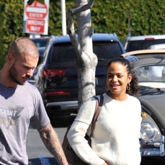 Matt Pokora et sa compagne Christina Milian se baladent avec leur fils Isaiah dans le quartier de West Hollywood à Los Angeles. La petite famille est allée déjeuner chez Fred Segal. Le 11 février 2020  Christina Milian and her rapper boyfriend Matt Pokora bring their newborn little one with them for lunch at Fred Segal in West Hollywood. Matt carried his newborn child in a carrier as Christina hugs a friend goodbye. 11th february 202011/02/2020 - Los Angeles