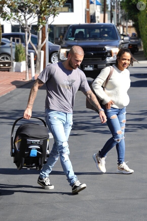 Matt Pokora et sa compagne Christina Milian se baladent avec leur fils Isaiah dans le quartier de West Hollywood à Los Angeles. La petite famille est allée déjeuner chez Fred Segal. Le 11 février 2020  Christina Milian and her rapper boyfriend Matt Pokora bring their newborn little one with them for lunch at Fred Segal in West Hollywood. Matt carried his newborn child in a carrier as Christina hugs a friend goodbye. 11th february 202011/02/2020 - Los Angeles