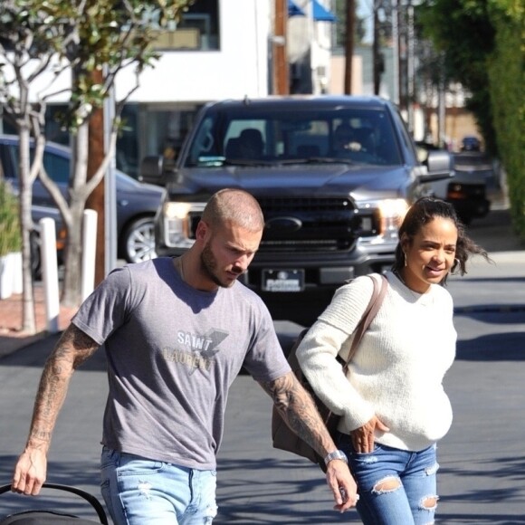 Matt Pokora et sa compagne Christina Milian se baladent avec leur fils Isaiah dans le quartier de West Hollywood à Los Angeles. La petite famille est allée déjeuner chez Fred Segal. Le 11 février 2020  Christina Milian and her rapper boyfriend Matt Pokora bring their newborn little one with them for lunch at Fred Segal in West Hollywood. Matt carried his newborn child in a carrier as Christina hugs a friend goodbye. 11th february 202011/02/2020 - Los Angeles
