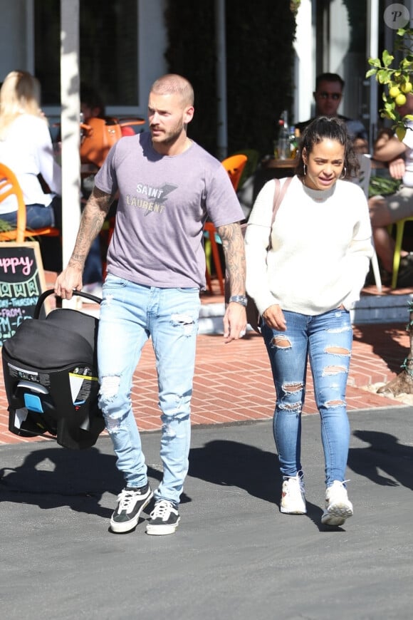 Matt Pokora et sa compagne Christina Milian se baladent avec leur fils Isaiah dans le quartier de West Hollywood à Los Angeles. La petite famille est allée déjeuner chez Fred Segal. Le 11 février 2020  Christina Milian and her rapper boyfriend Matt Pokora bring their newborn little one with them for lunch at Fred Segal in West Hollywood. Matt carried his newborn child in a carrier as Christina hugs a friend goodbye. 11th february 202011/02/2020 - Los Angeles